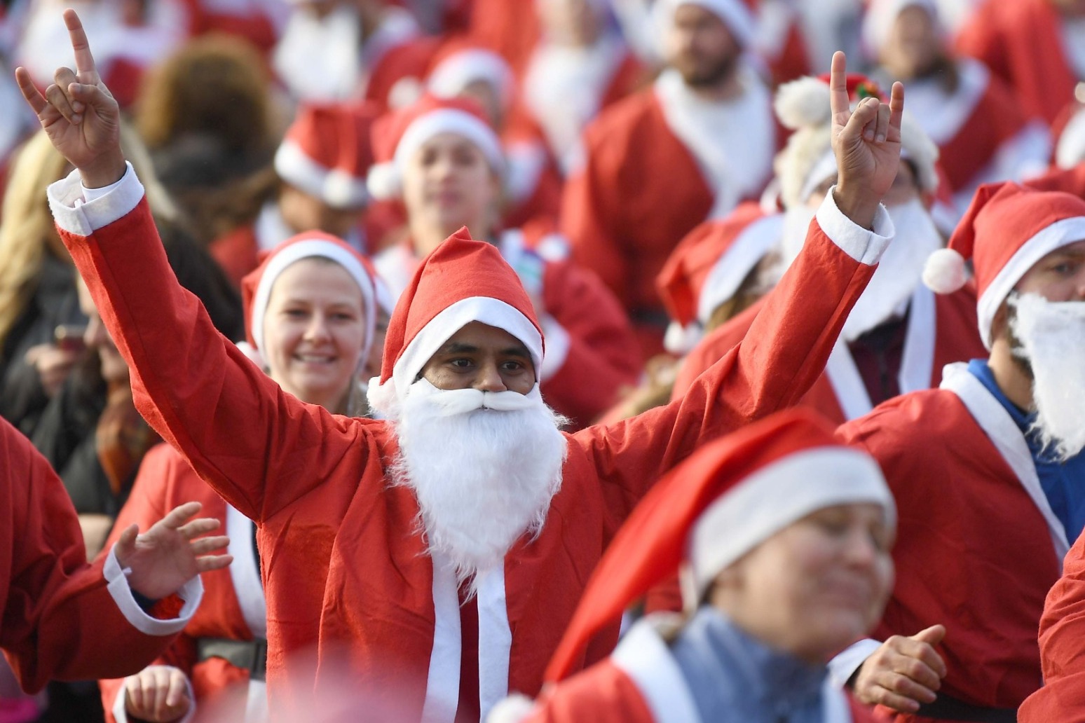 SANTAS BY THE SCORE IN LONDON PARK RUN 